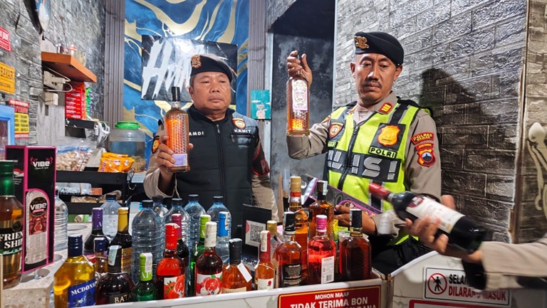 Petugas Samapta menggerebek rumah warga di Karangrejo, Wonosalam, Demak (foto: Polres Demak)