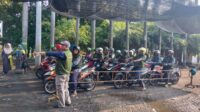 Anggota Ojek Raden Fatah mengenakan seragam rompi baru di Kawasan Masjid Agung Demak (foto: Pemkab Demak)