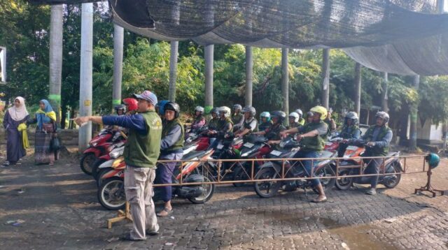 Anggota Ojek Raden Fatah mengenakan seragam rompi baru di Kawasan Masjid Agung Demak (foto: Pemkab Demak)