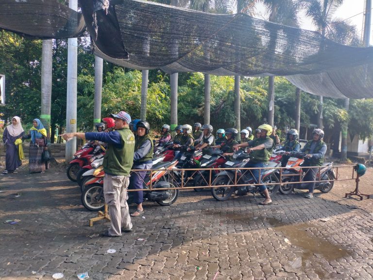 Anggota Ojek Raden Fatah mengenakan seragam rompi baru di Kawasan Masjid Agung Demak (foto: Pemkab Demak)