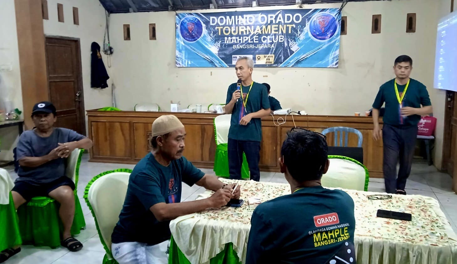 Pertandingan domino di Balai Kegiatan Warga Desa Bangsri (foto: Pemkab Jepara)