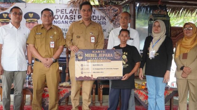 Bupati Jepara Mas Wiwit menyerahkan Kartu Mebel Jepara kepada pekerja (Pemkab Jepara)