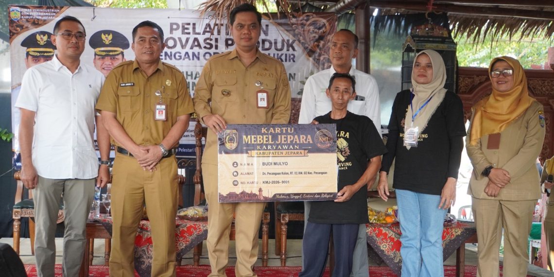 Bupati Jepara Mas Wiwit menyerahkan Kartu Mebel Jepara kepada pekerja (Pemkab Jepara) Bupati Jepara Mas Wiwit menyerahkan Kartu Mebel Jepara kepada pekerja (Pemkab Jepara)