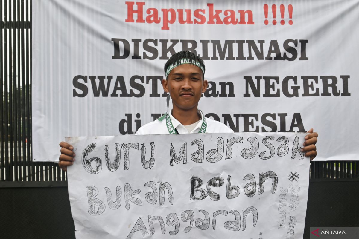 Aksi-damai-guru-madrasah-swasta-di-depan-Gedung-DPR-MPR-110226-fah-4