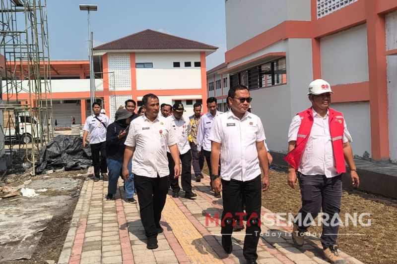 Sekda Kota Semarang Handi Priyanto mengecek progres pembangunan Sekolah Rakyat Terpadu (SRT) di kawasan Rowosari Kecamatan Tembalang Kota Semarang pada Rabu, 24 Juni 2026 (matasemarang.com/ Lia Dina) Sekda Kota Semarang Handi Priyanto mengecek progres pembangunan Sekolah Rakyat Terpadu (SRT) di kawasan Rowosari Kecamatan Tembalang Kota Semarang pada Rabu, 24 Juni 2026 (matasemarang.com/ Lia Dina)