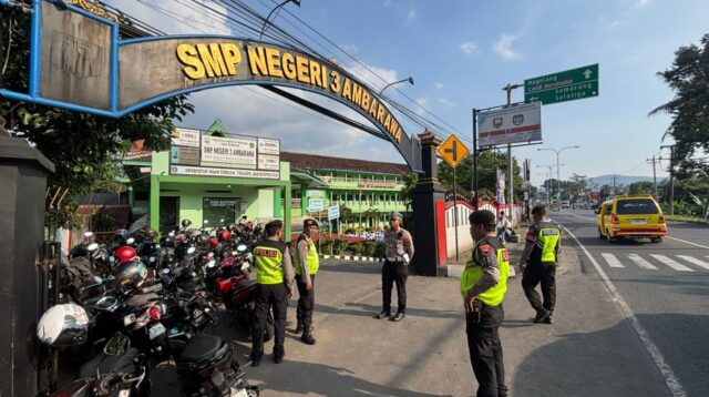 Patroli Polres Semarang dilakukan di sekolah dan pusat keramaian guna mencegah konvoi dan aksi merugikan (foto: Polres Semarang)