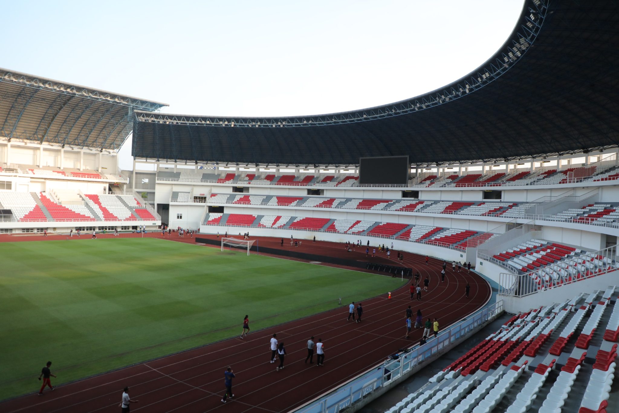 Suasana pagi di Stadion Jatidiri saat masyarakat memanfaatkan jalur lar (foto: Pemprov Jateng) Suasana pagi di Stadion Jatidiri saat masyarakat memanfaatkan jalur lar (foto: Pemprov Jateng)