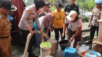 Kapolres Semarang AKBP Ratna Quratul Ainy memimpin penyaluran air bersih di Dusun Kalisari (foto: Polres Semarang)