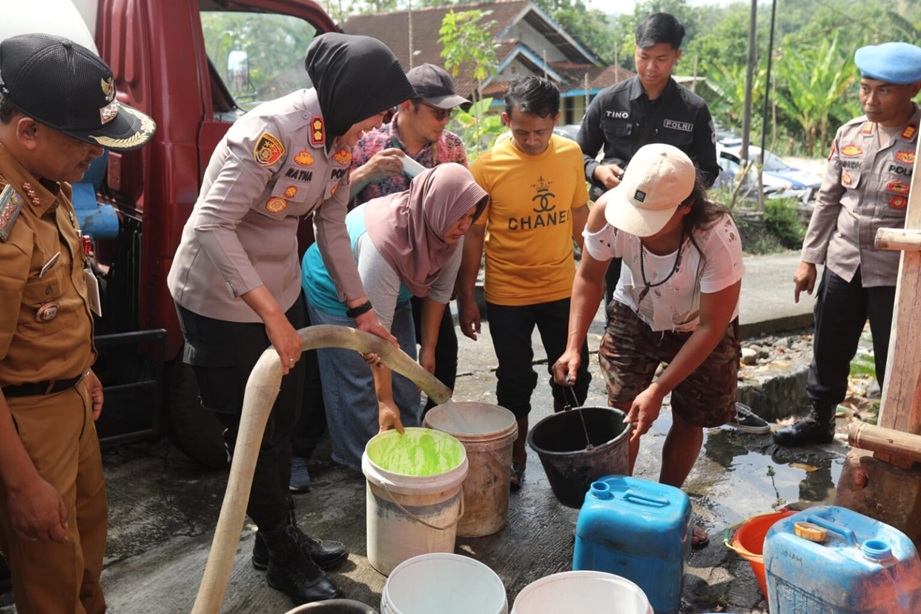 Kapolres Semarang AKBP Ratna Quratul Ainy memimpin penyaluran air bersih di Dusun Kalisari (foto: Polres Semarang)