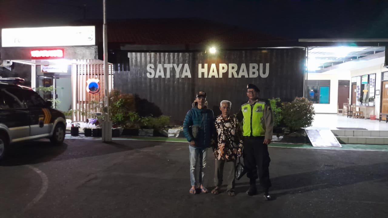 Polsek Ungaran menerima lansia Ruslani yang terpisah dari rombongan wisata Celosia (Polres Semarang)
