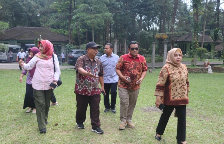 Komisi B DPRD Jateng saat meninjau Tahura Mangkunagoro I di lereng Gunung Lawu, 12 Juni 2026 (foto: DPRD Jateng)