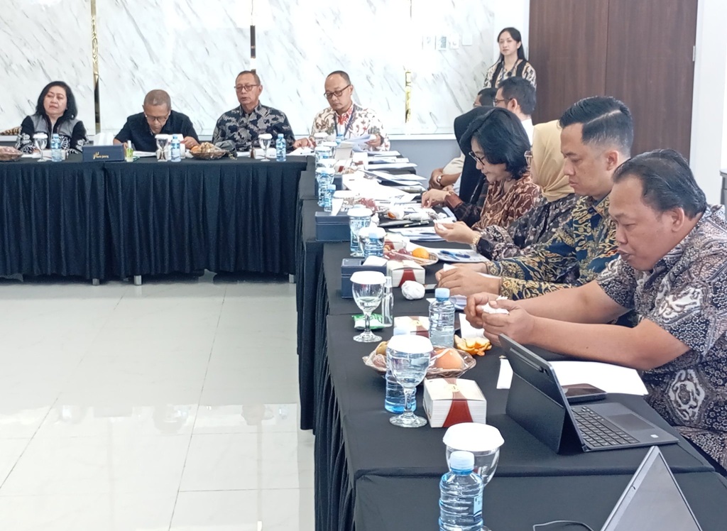 Komisi C DPRD Provinsi Jateng berdiskusi membahas kinerja keuangan di Kantor Bank Jateng Cabang Klaten, 12 Juni 2026 (foto: DPRD Jateng)