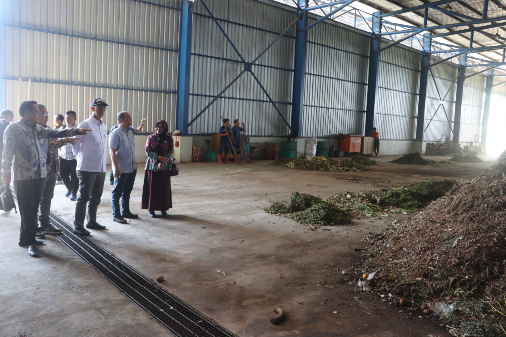 Komisi D DPRD Jateng meninjau fasilitas pengolahan sampah di TPA Supit Urang Malang 5 Juni 2026 (foto: DPRD Jateng)