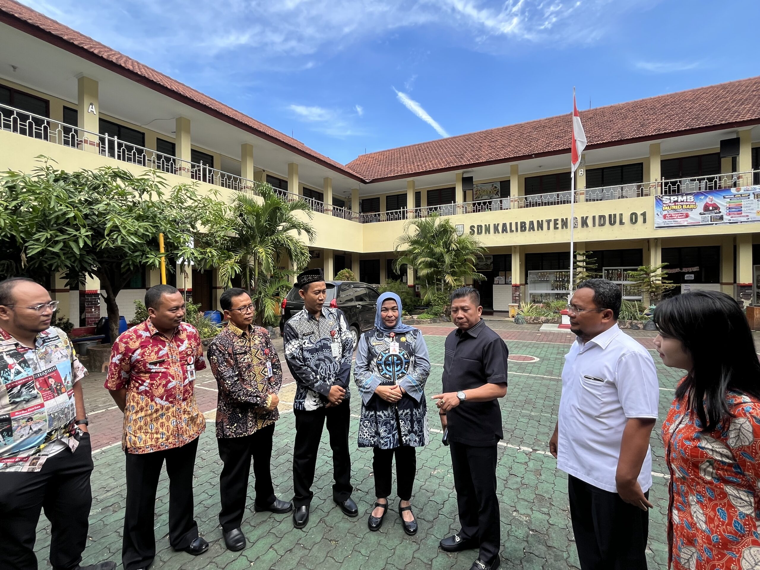 DPRD Kota Semarang bersama Dinas Pendidikan (Disdik) Kota Semarang meninjau pelaksanaan SPMB (Sistem Penerimaan Murid Baru) 2026 di SD Negeri Kalibanteng Kidul 01 DPRD Kota Semarang bersama Dinas Pendidikan (Disdik) Kota Semarang meninjau pelaksanaan SPMB (Sistem Penerimaan Murid Baru) 2026 di SD Negeri Kalibanteng Kidul 01