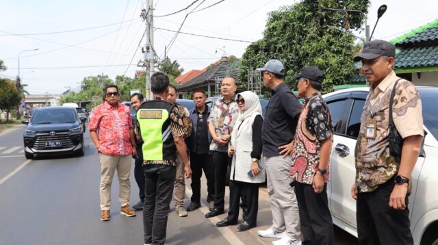 Komisi D DPRD Jateng meninjau ruas Jalan Wonotunggal–Surjo di Kabupaten Batang (foto: DPRD Jateng)