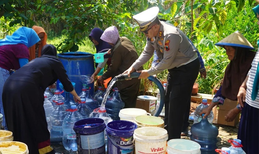 Polrestabes Semarang memberikan bantuan air bersih kepada warga Jabungan, Banyumanik, 17 Juni 2026 (foto: Polrestabes Semarang)