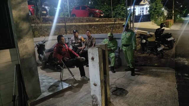 Bhabinkamtibmas Jangli sambang Pos Satkamling bersama Linmas dan warga (foto: Polsek Tembalang)
