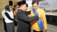 Rektor Unsoed Prof. Akhmad Sodiq menyematkan slempang kepada Duta Kampus terpilih periode 2026–2027 2 Juni 2026 (foto: Humas Unsoed)