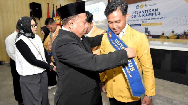 Rektor Unsoed Prof. Akhmad Sodiq menyematkan slempang kepada Duta Kampus terpilih periode 2026–2027 2 Juni 2026 (foto: Humas Unsoed)