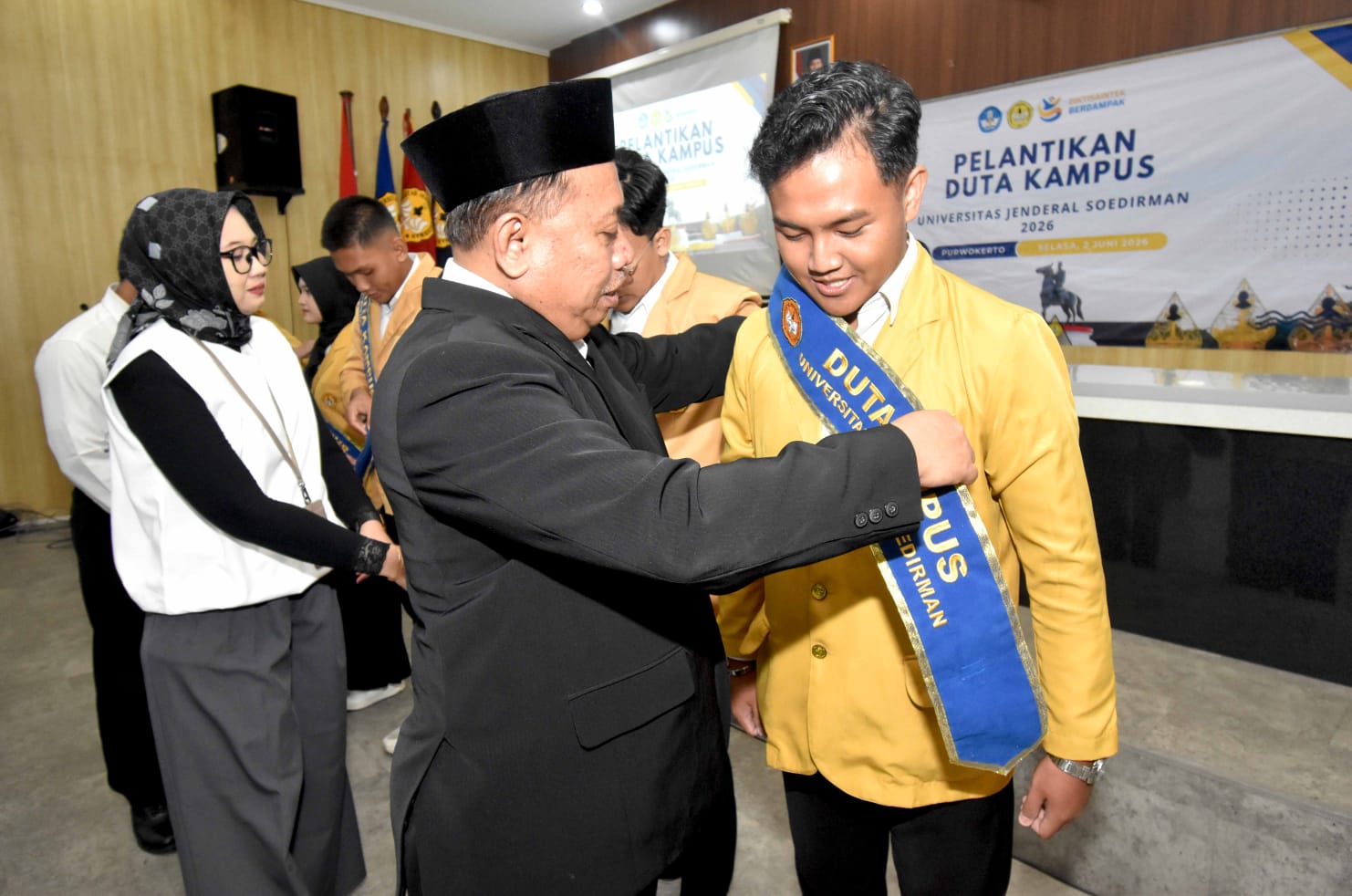 Rektor Unsoed Prof. Akhmad Sodiq menyematkan slempang kepada Duta Kampus terpilih periode 2026–2027 2 Juni 2026 (foto: Humas Unsoed)