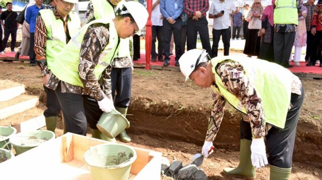 Rektor Unsoed Prof. Akhmad Sodiq bersama Dekan FPIK melakukan peletakan batu pertama pembangunan Gedung Dekanat 3 Juni 2026 (foto: Humas Unsoed)