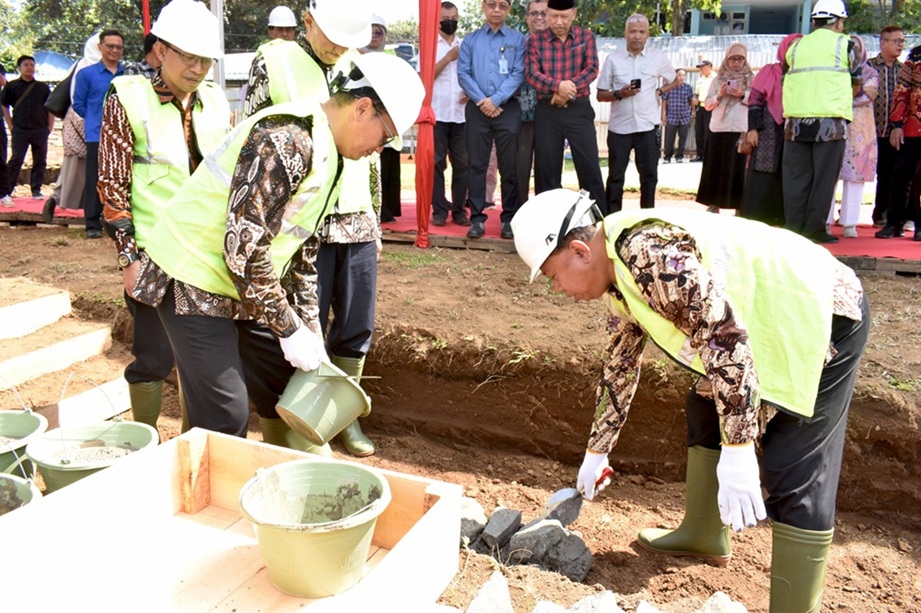 Rektor Unsoed Prof. Akhmad Sodiq bersama Dekan FPIK melakukan peletakan batu pertama pembangunan Gedung Dekanat 3 Juni 2026 (foto: Humas Unsoed)