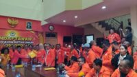 Ketua PDK Kosgoro Jateng Mohammad Saleh mendampingi Sari Yuliati saat pengembalian formulir calon Ketua Umum Kosgoro 1957.