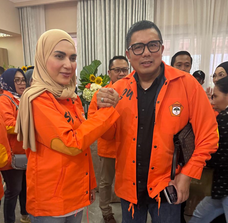 Ketua PDK Kosgoro Jateng Mohammad Saleh mendampingi Sari Yuliati saat pengembalian formulir calon Ketua Umum Kosgoro 1957.