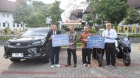 Direktur Utama Bank Jateng Bambang Widyatmoko menyerahkan kendaraan operasional kepada Rektor Undip Prof. Suharnomo di Halaman Rektorat Undip, Selasa 26 Mei 2026 (foto: Bank Jateng)