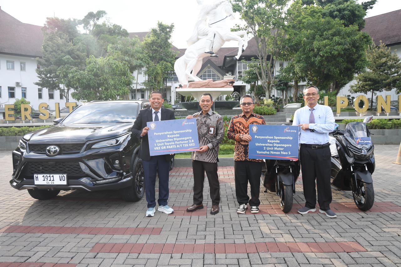 Direktur Utama Bank Jateng Bambang Widyatmoko menyerahkan kendaraan operasional kepada Rektor Undip Prof. Suharnomo di Halaman Rektorat Undip, Selasa 26 Mei 2026 (foto: Bank Jateng)