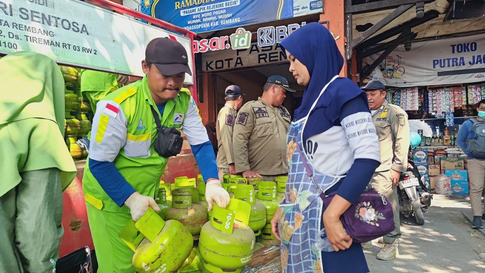 Operasi pasar kelangkaan LPG 3 Kg di Rembang, Senin 8 Juni 2026 (foto: Pemkab Rembang)