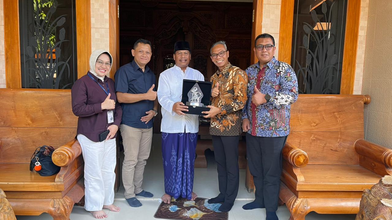Bupati Rembang H. Harno, S.E. (tengah) menerima cinderamata dari Direktur Kepatuhan & Manajemen Risiko Bank Jateng Erik Abibon (Kedua dari kanan) dan Direktur Digital dan Bisnis Konsumer Eko Tri Prasetyo (Pojok Kanan) usai menggelar audiensi di kediaman pribadi Bupati Rembang, Jumat 29 Mei 2026 (foto: Bank Jateng)