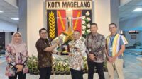 Direktur Bisnis Kelembagaan dan Unit Usaha Syariah (UUS) Bank Jateng, Mas Waris (tengah), berjabat tangan sekaligus menyerahkan cenderamata kepada Wali Kota Magelang, H. Damar Prasetyono (kedua dari kiri), di Kantor Wali Kota Magelang 29 Mei 2026 (foto: Bank Jateng) Direktur Bisnis Kelembagaan dan Unit Usaha Syariah (UUS) Bank Jateng, Mas Waris (tengah), berjabat tangan sekaligus menyerahkan cenderamata kepada Wali Kota Magelang, H. Damar Prasetyono (kedua dari kiri), di Kantor Wali Kota Magelang 29 Mei 2026 (foto: Bank Jateng)