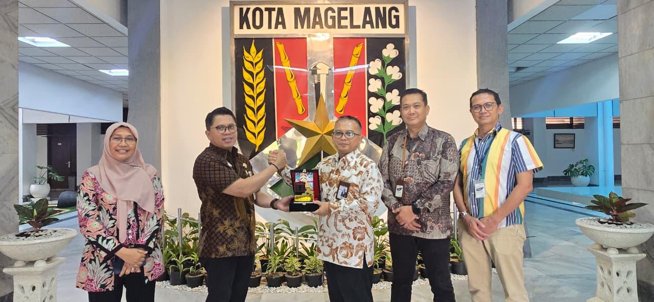 Direktur Bisnis Kelembagaan dan Unit Usaha Syariah (UUS) Bank Jateng, Mas Waris (tengah), berjabat tangan sekaligus menyerahkan cenderamata kepada Wali Kota Magelang, H. Damar Prasetyono (kedua dari kiri), di Kantor Wali Kota Magelang 29 Mei 2026 (foto: Bank Jateng) Direktur Bisnis Kelembagaan dan Unit Usaha Syariah (UUS) Bank Jateng, Mas Waris (tengah), berjabat tangan sekaligus menyerahkan cenderamata kepada Wali Kota Magelang, H. Damar Prasetyono (kedua dari kiri), di Kantor Wali Kota Magelang 29 Mei 2026 (foto: Bank Jateng)