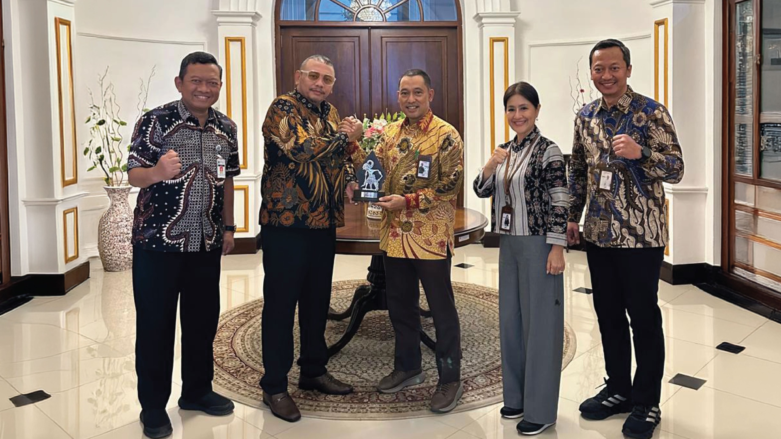 Wali Kota Tegal Dedy Yon Supriyono berjabat erat dengan Dirut Bank Jateng, Bambang Widyatmoko diakhir Audiensi Bank Jateng dengan Pemerintah Kota Tegal, Jumat 29 Mei 2026 (foto: Bank Jateng) Wali Kota Tegal Dedy Yon Supriyono berjabat erat dengan Dirut Bank Jateng, Bambang Widyatmoko diakhir Audiensi Bank Jateng dengan Pemerintah Kota Tegal, Jumat 29 Mei 2026 (foto: Bank Jateng)
