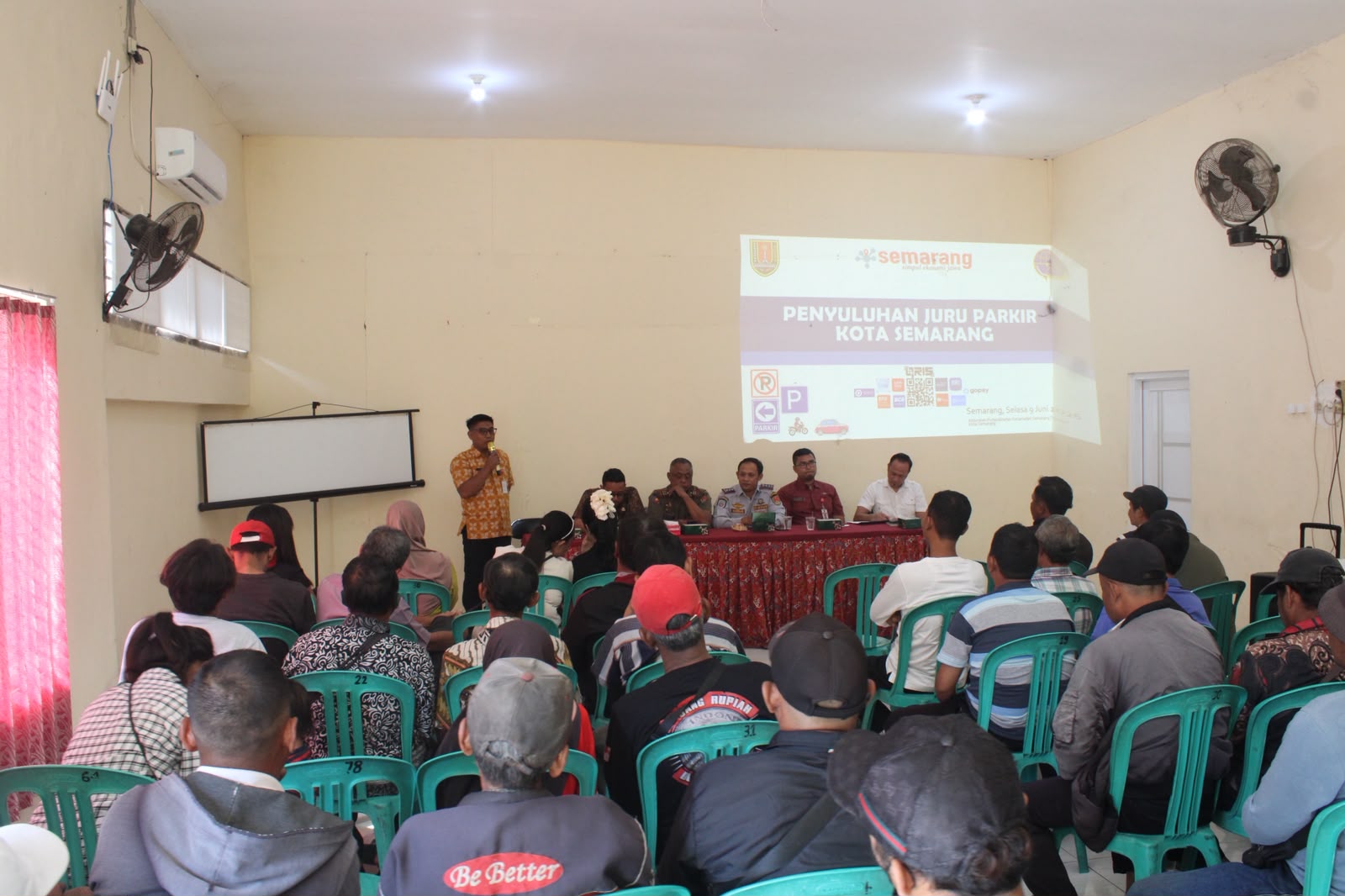 pembinaan dan penyuluhan terhadap juru parkir di Kelurahan Purwodinatan, Semarang tengah. (matasemarang.com/Lia dina) pembinaan dan penyuluhan terhadap juru parkir di Kelurahan Purwodinatan, Semarang tengah. (matasemarang.com/Lia dina)