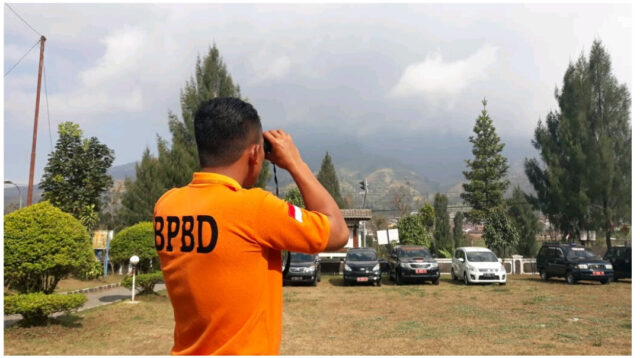 BPBD Temanggung bersama pengelola basecamp memperketat pemeriksaan perlengkapan pendaki di Gunung Sumbing (foto: Pemprov Jateng)