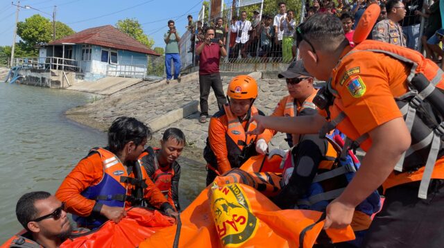 Tim SAR Jepara melakukan penyisiran di Sungai Kalijajar untuk mencari korban tenggelam (foto: Basarnas Semarang)