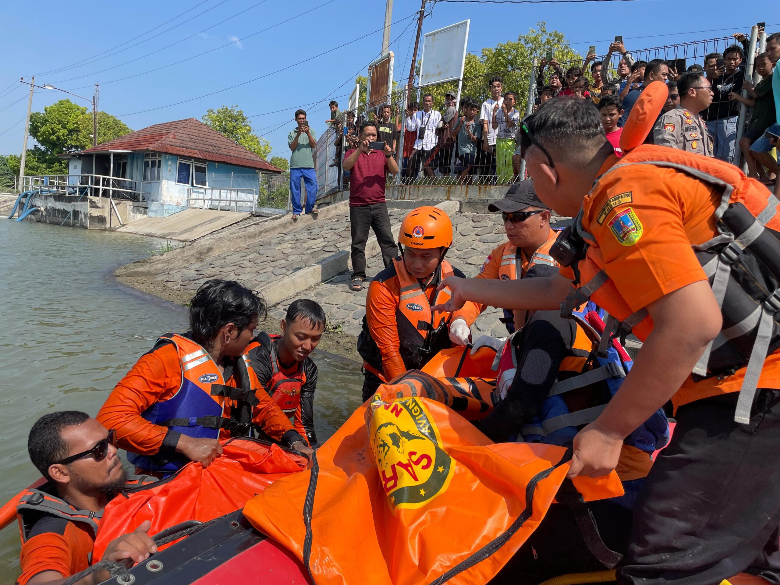 Tim SAR Jepara melakukan penyisiran di Sungai Kalijajar untuk mencari korban tenggelam (foto: Basarnas Semarang) Tim SAR Jepara melakukan penyisiran di Sungai Kalijajar untuk mencari korban tenggelam (foto: Basarnas Semarang)