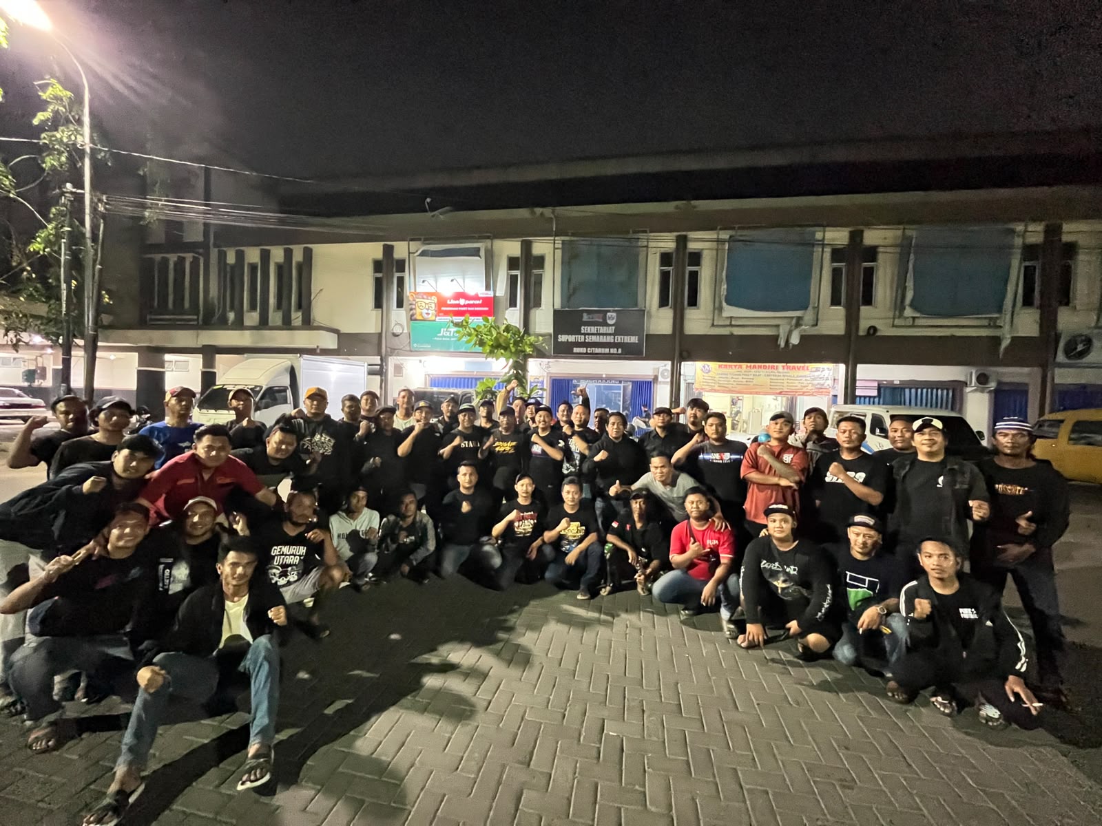 Ketua Umum Snex Fredy Chandra menyerahkan SK Komandan Korlap kepada Edi Ambon untuk periode 2026-2029 (foto: Snex) Ketua Umum Snex Fredy Chandra menyerahkan SK Komandan Korlap kepada Edi Ambon untuk periode 2026-2029 (foto: Snex)