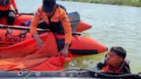 Tim SAR gabungan mengevakuasi korban tenggelam di Bendung Karet Sungai Kalijajar, Demak, 10 Juni 2026 (foto: Basarnas Semarang)