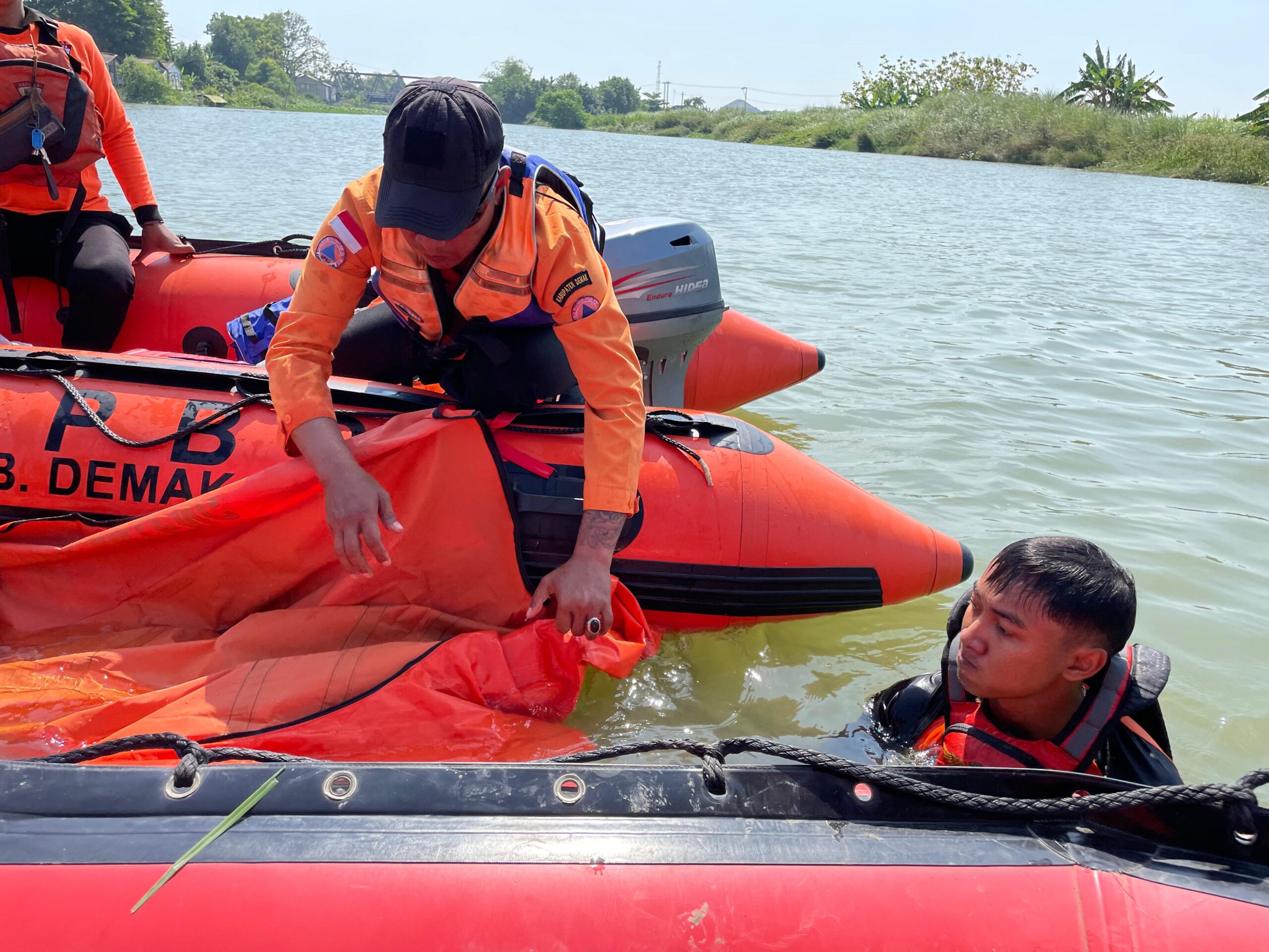 Tim SAR gabungan mengevakuasi korban tenggelam di Bendung Karet Sungai Kalijajar, Demak, 10 Juni 2026 (foto: Basarnas Semarang) Tim SAR gabungan mengevakuasi korban tenggelam di Bendung Karet Sungai Kalijajar, Demak, 10 Juni 2026 (foto: Basarnas Semarang)