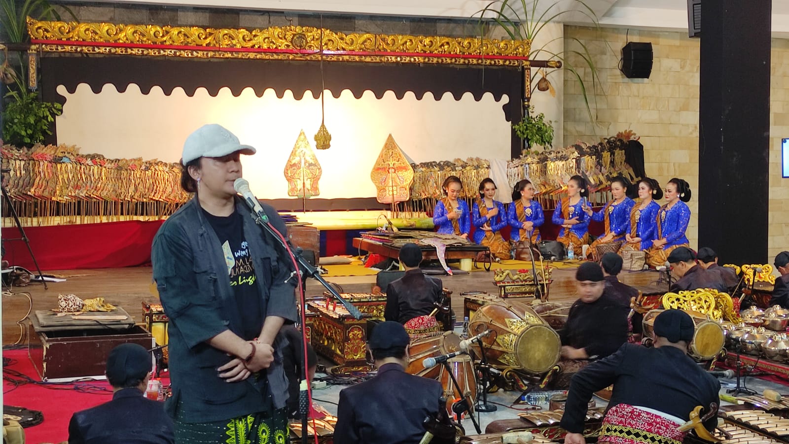 Dalang muda Ki MPP Bayu Aji membawakan lakon “Karmayoga Drupada” dalam pergelaran wayang kulit Malam Jumat Kliwon ke-337 di TBRS Semarang Dalang muda Ki MPP Bayu Aji membawakan lakon “Karmayoga Drupada” dalam pergelaran wayang kulit Malam Jumat Kliwon ke-337 di TBRS Semarang