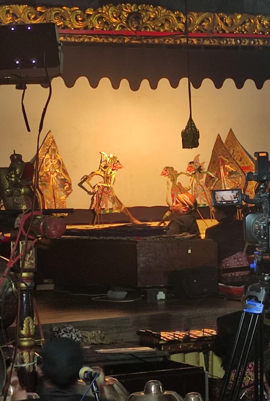 Dalang muda Ki MPP Bayu Aji membawakan lakon “Karmayoga Drupada” dalam pergelaran wayang kulit Malam Jumat Kliwon ke-337 di TBRS Semarang