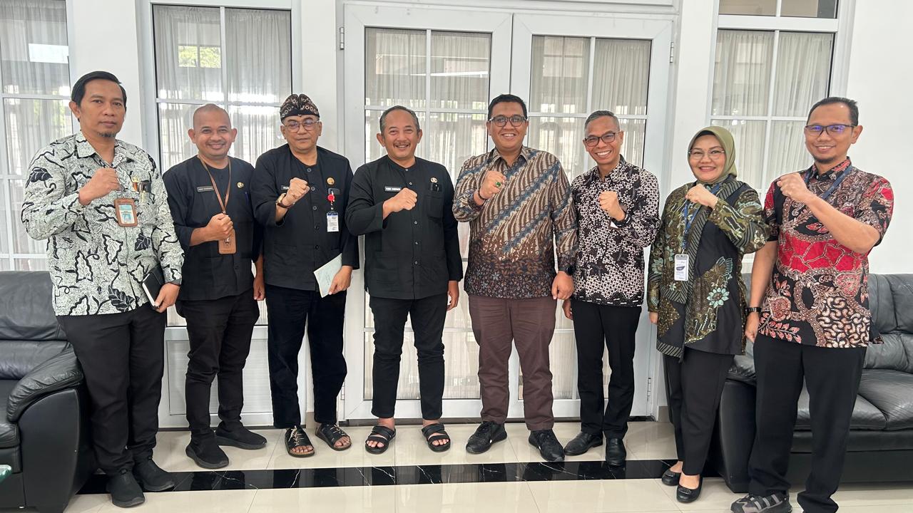 Direksi Bank Jateng bersama Bupati Karanganyar Rober Christanto dalam pertemuan strategis di Rumah Dinas Bupati 11 Juni 2026 (foto: Bank Jateng) Direksi Bank Jateng bersama Bupati Karanganyar Rober Christanto dalam pertemuan strategis di Rumah Dinas Bupati 11 Juni 2026 (foto: Bank Jateng)