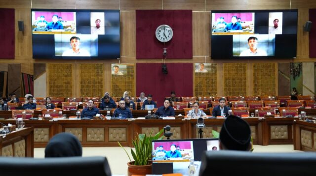 Komisi X DPR RI menyetujui rekomendasi naturalisasi Mitchell Baker dan Luke Vickery 15 Juni 2026 (foto: Kemenpora RI)