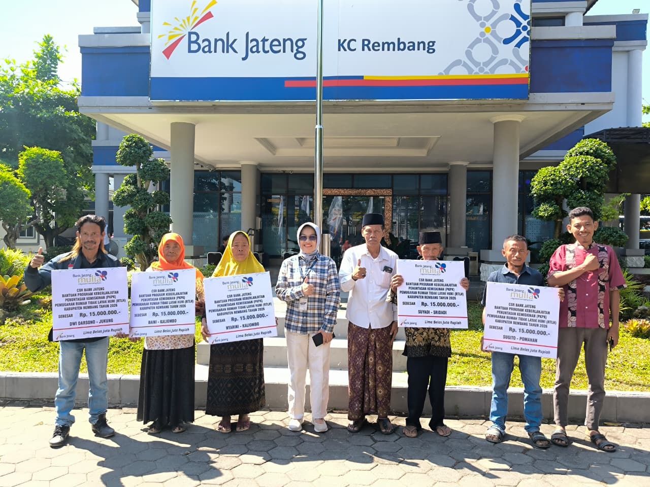 Lima keluarga penerima bantuan RTLH masing-masing senilai Rp15 juta (foto: Bank Jateng)