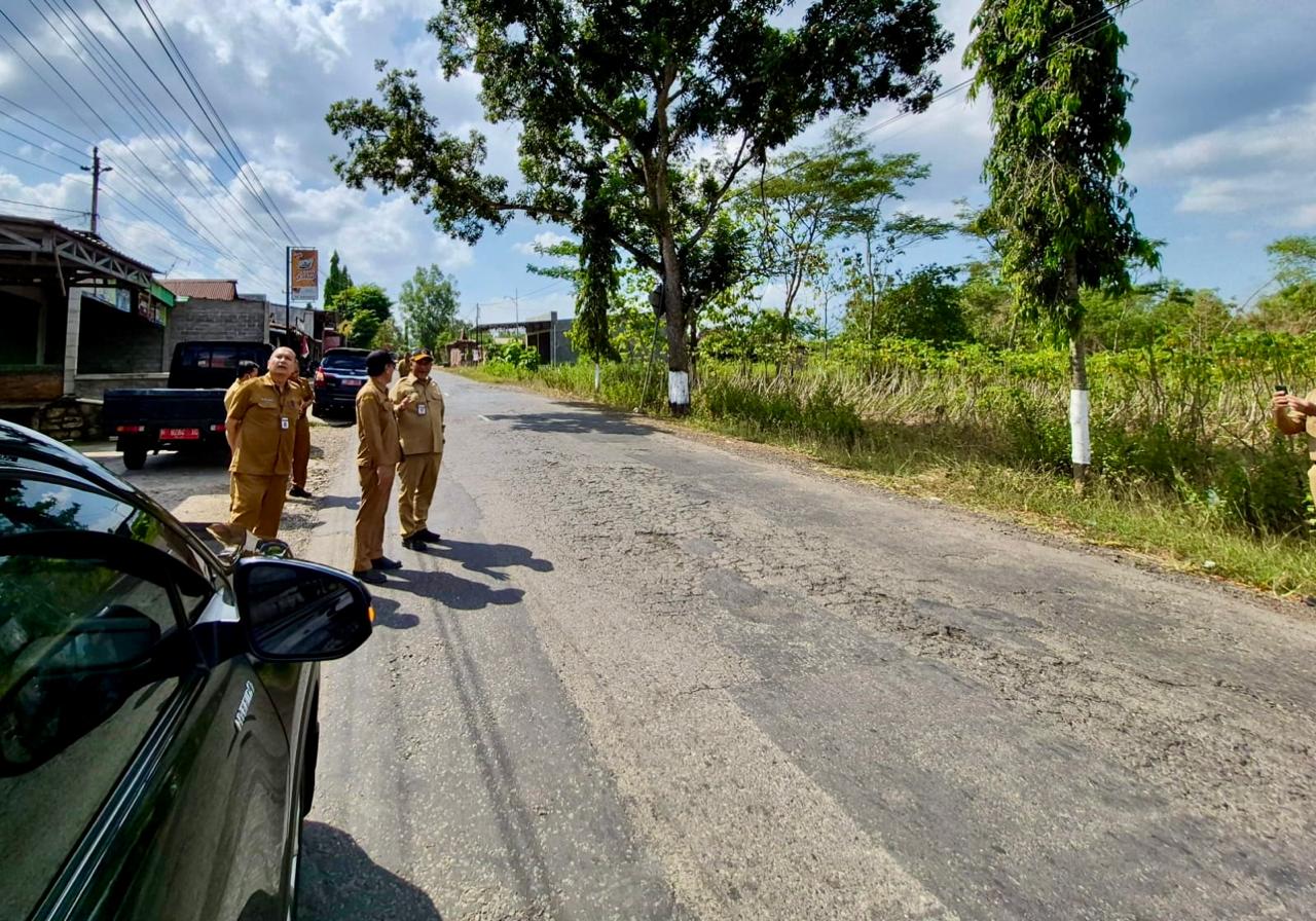 Pemprov Jateng prioritaskan jalan provinsi yang rusak berat di perbatasan (foto: Pemprov Jateng) Pemprov Jateng prioritaskan jalan provinsi yang rusak berat di perbatasan (foto: Pemprov Jateng)