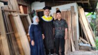 Rifki Romadhan, anak tukang kayu menjadi wisudawan terbaik Unsoed dengan IPK sempurna 4,00 (foto: Humas Unsoed)