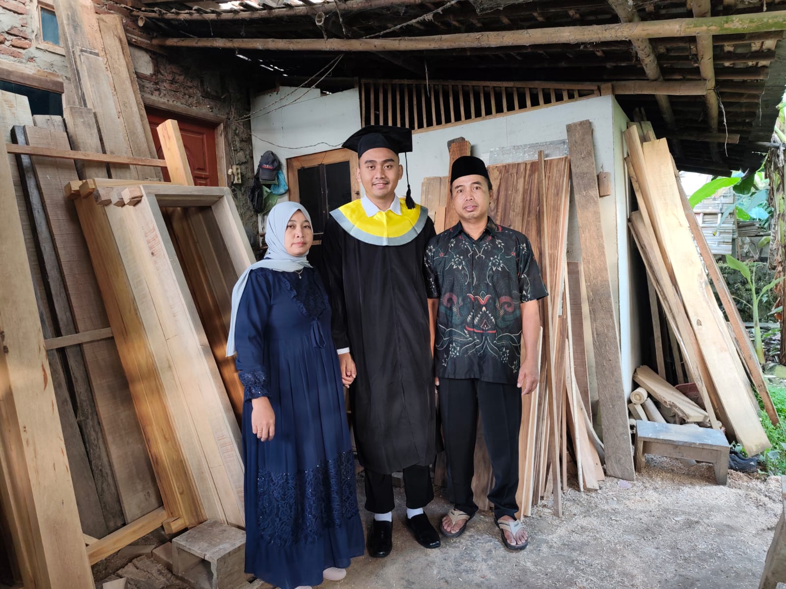 Rifki Romadhan, anak tukang kayu menjadi wisudawan terbaik Unsoed dengan IPK sempurna 4,00 (foto: Humas Unsoed)